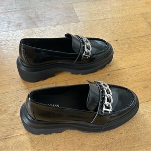 Brand new G.H.Bass black loafer with lug sole and silver chain in size 9